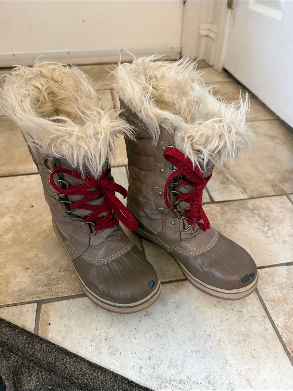 Guc Sorel Girls Faux Fur Trim Winter Boots with Red Laces